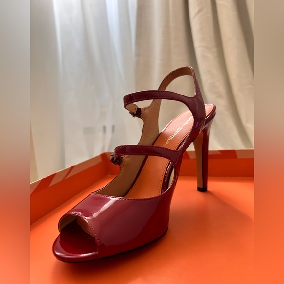 These shoes are too cute to be on display like Toy Story characters. No refunds. - Picture 6 of 13